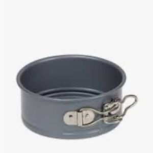 Pampered Chef Black Springform Pan New never used!